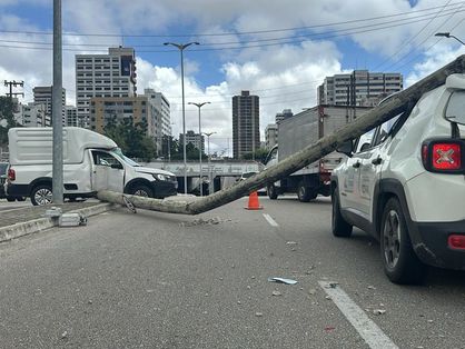Acidente de trânsito na avenida padre Antônio Tomás atinge três veículos