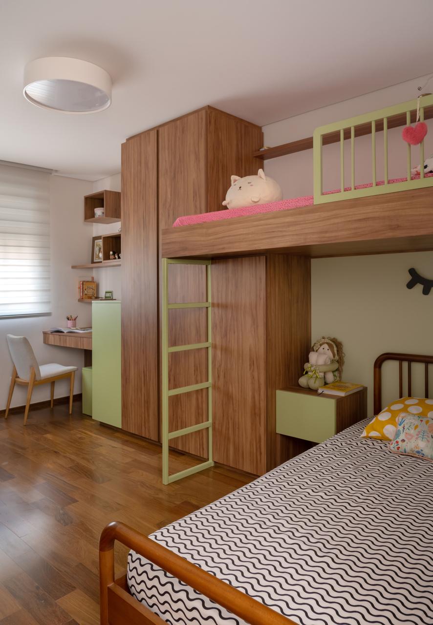 Neste dormitório executado pela arquiteta Patricia Miranda, mais uma combinação da cama na parte superior e a inclusão de um modelo tradicional, mas dessa vez em um layout em ‘L’