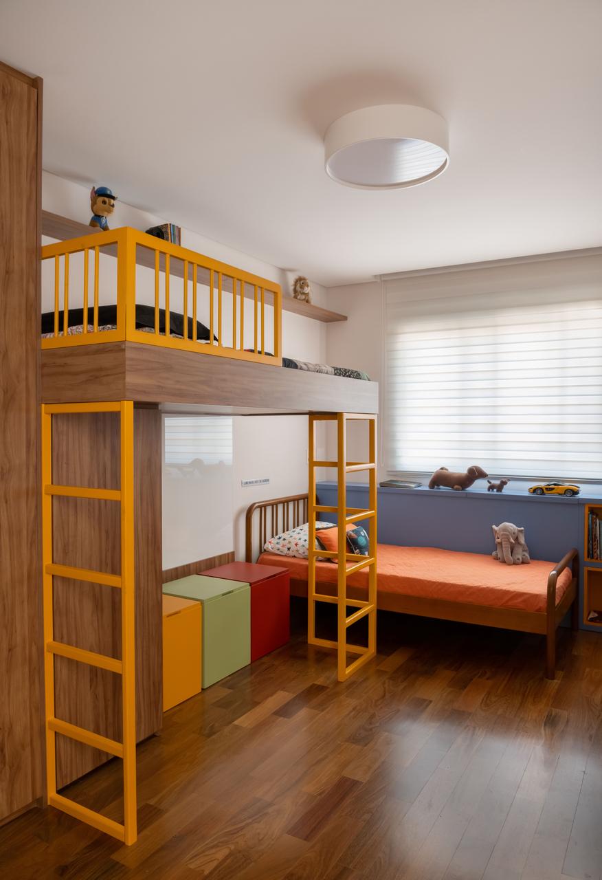 Projeto do escritório Raízes Arquitetos conciliou a inclusão de uma cama padrão combinada com a versão aérea. Além do acesso para a criança, a escada em metalon compôs a estrutura de sustentação